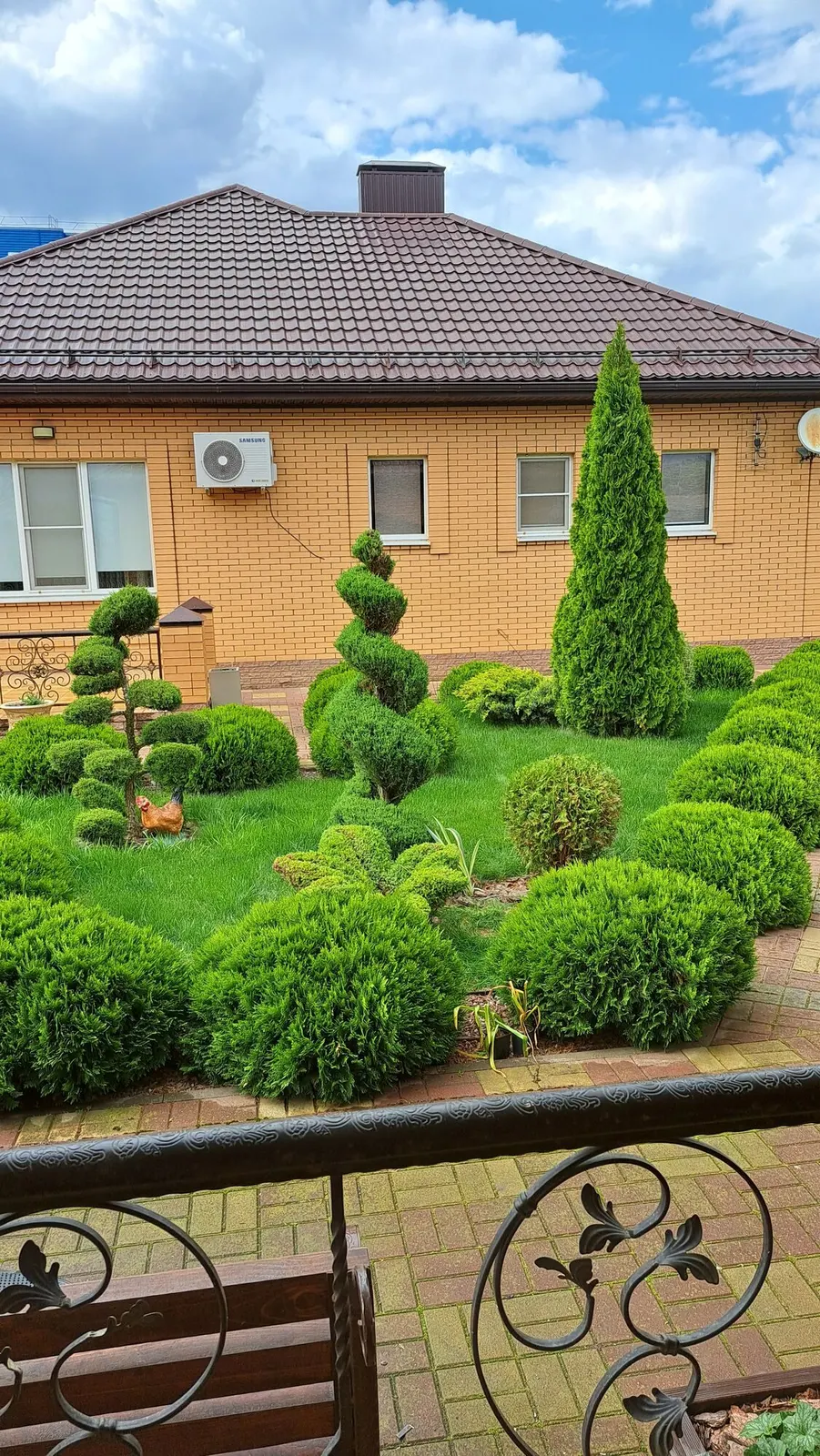 Сад с топиари у дома